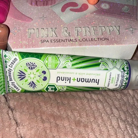 Beauty and Skincare Bundle with Sponges and Masks - Picture 5 of 8